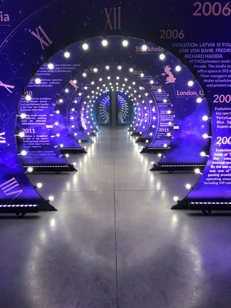 Illuminated arch tunnel installation